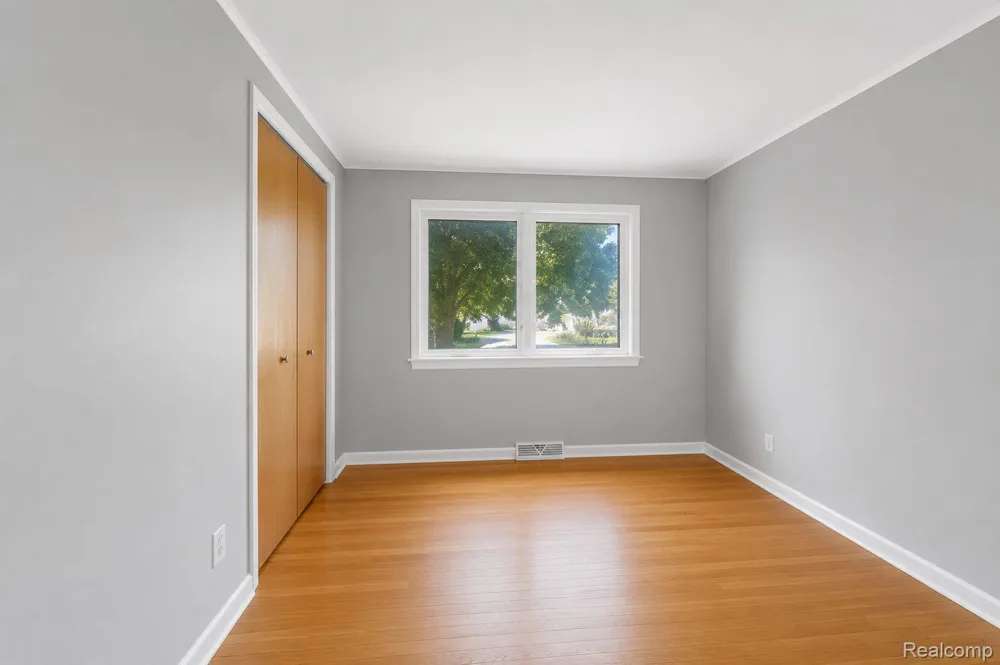 32229 Cambridge Drive Warren City, MI 48093