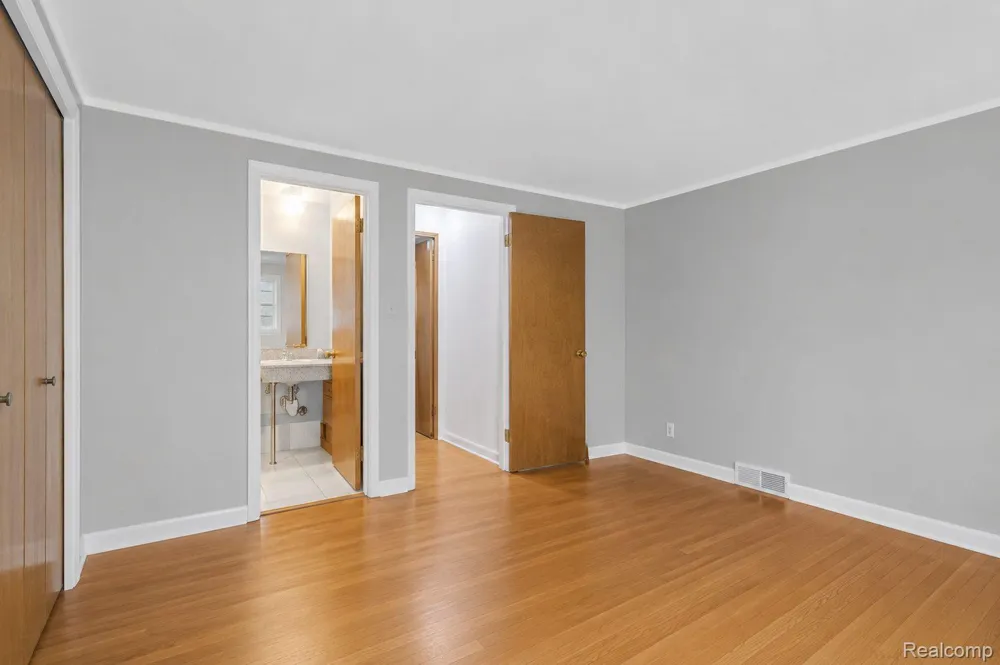32229 Cambridge Drive Warren City, MI 48093