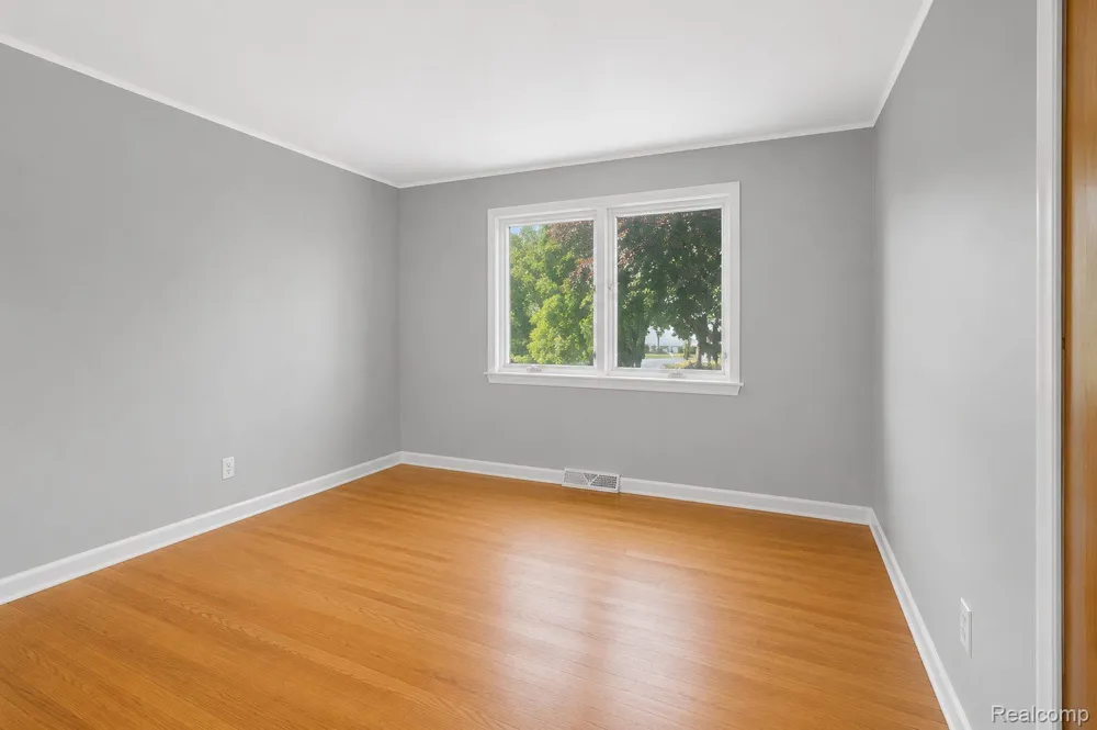 32229 Cambridge Drive Warren City, MI 48093
