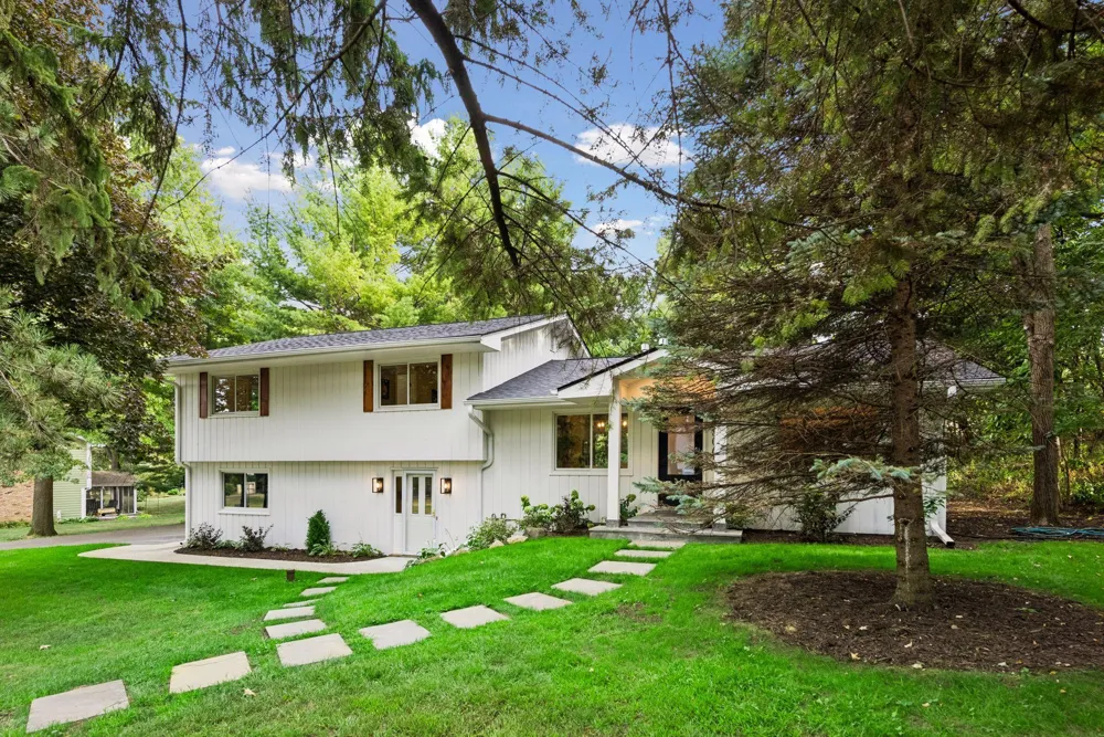 18065 Berry Lane Wayzata, MN 55391