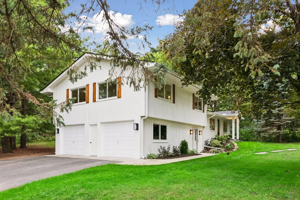 18065 Berry Lane Wayzata, MN 55391
