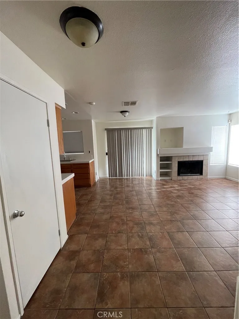 1522 W Avenue H4 Lancaster, CA 93534