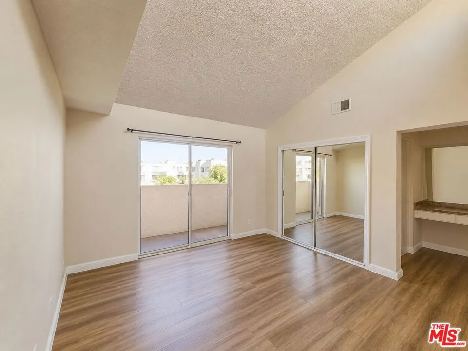 15554 Parthenia Street #8 Los Angeles, CA 91343