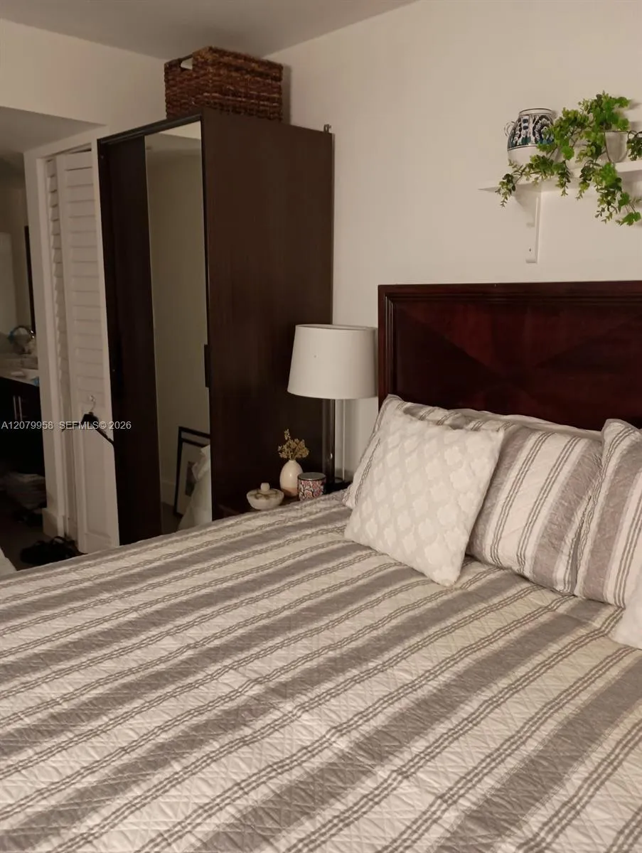 900 St Charles Pl #213 Pembroke Pines, FL 33026