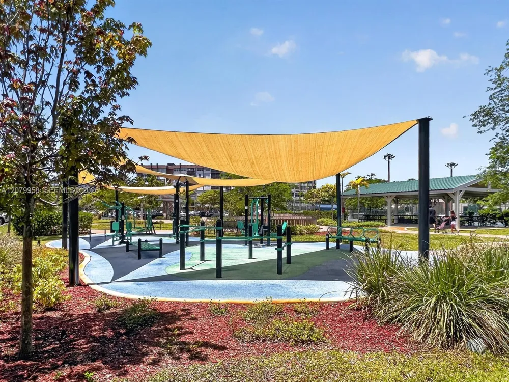 900 St Charles Pl #213 Pembroke Pines, FL 33026