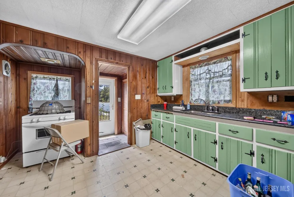 27 Lillian Terrace Woodbridge Proper, NJ 07095