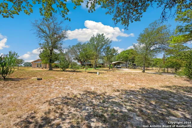 106 HICKORY CIR Floresville, TX 78114
