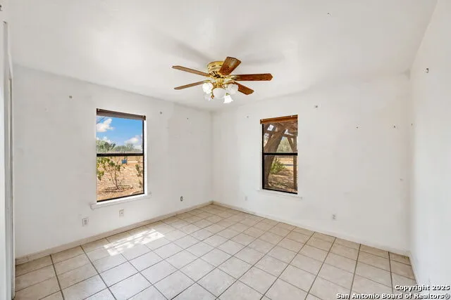 106 HICKORY CIR Floresville, TX 78114