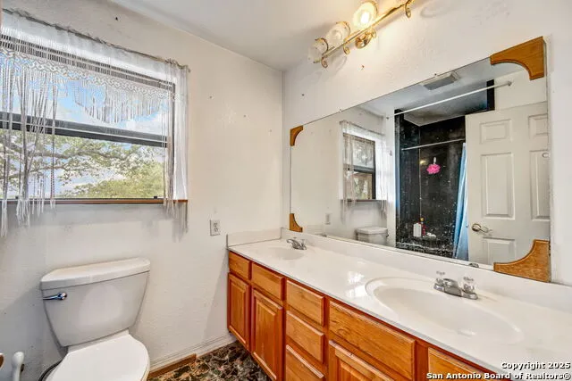106 HICKORY CIR Floresville, TX 78114