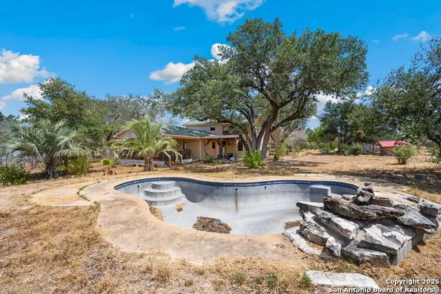 106 HICKORY CIR Floresville, TX 78114