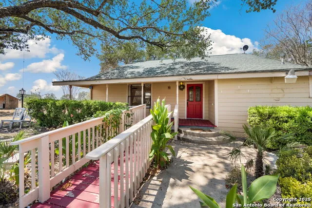 106 HICKORY CIR Floresville, TX 78114