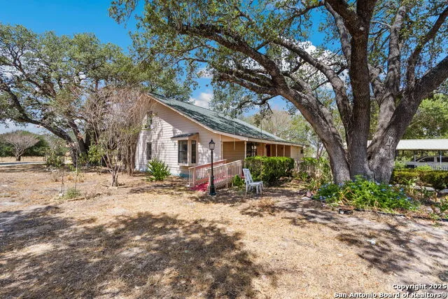106 HICKORY CIR Floresville, TX 78114