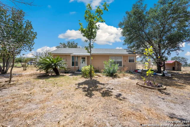 106 HICKORY CIR Floresville, TX 78114