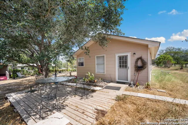 106 HICKORY CIR Floresville, TX 78114