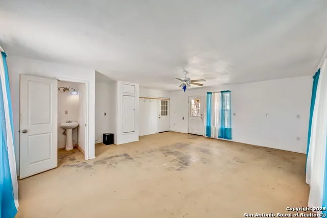 106 HICKORY CIR Floresville, TX 78114