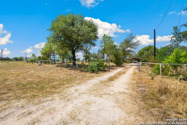106 HICKORY CIR Floresville, TX 78114