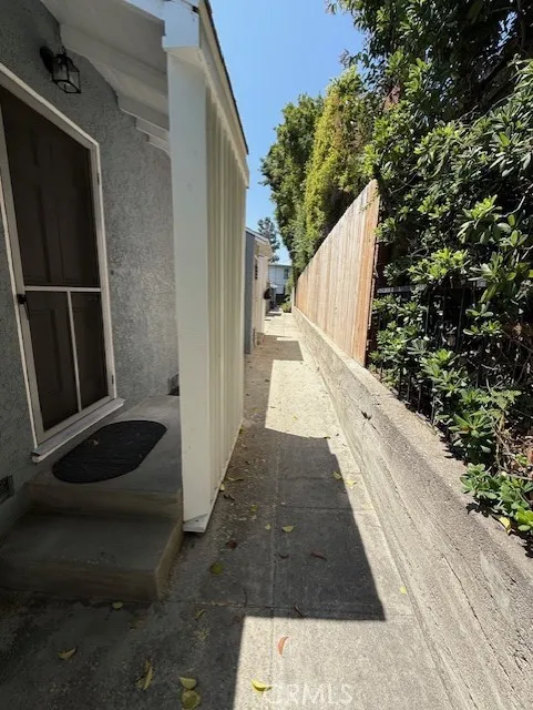 1002 Glenoaks Boulevard Burbank, CA 91504