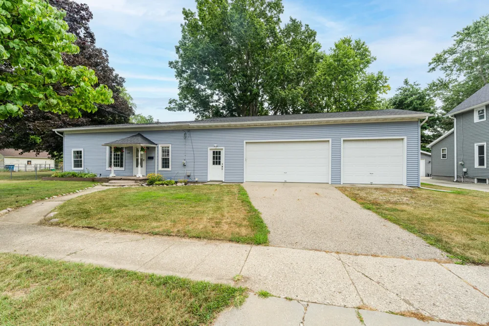 128 Floral Avenue Plainwell, MI 49080