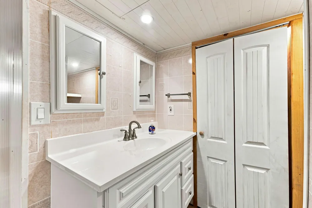 128 Floral Avenue Plainwell, MI 49080