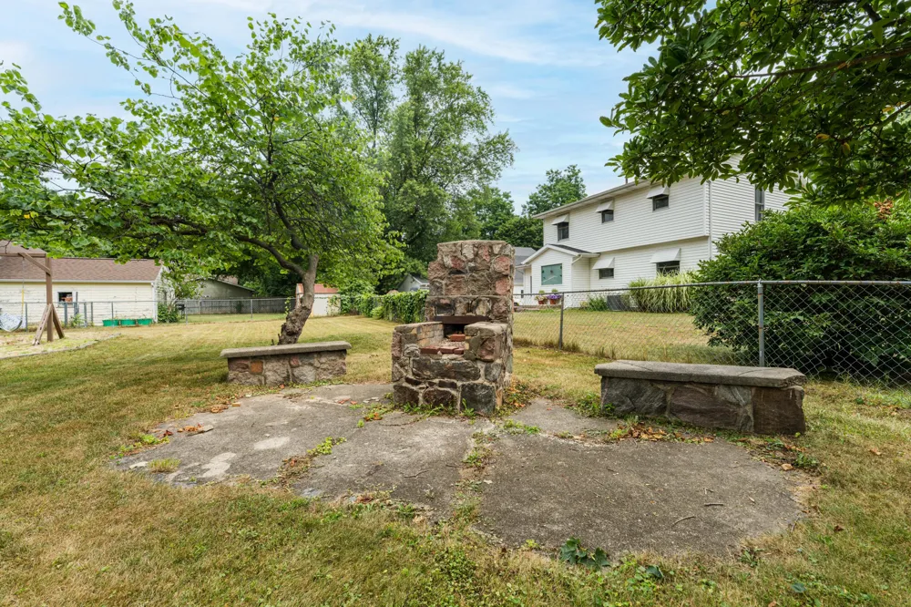 128 Floral Avenue Plainwell, MI 49080