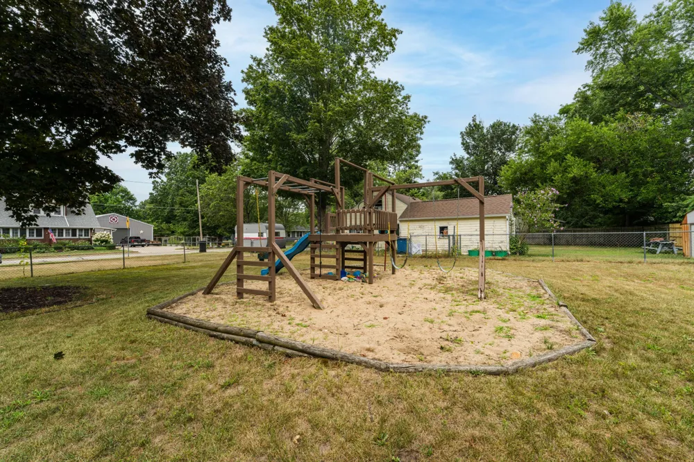 128 Floral Avenue Plainwell, MI 49080
