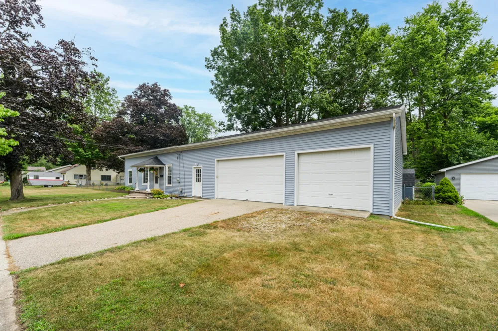 128 Floral Avenue Plainwell, MI 49080