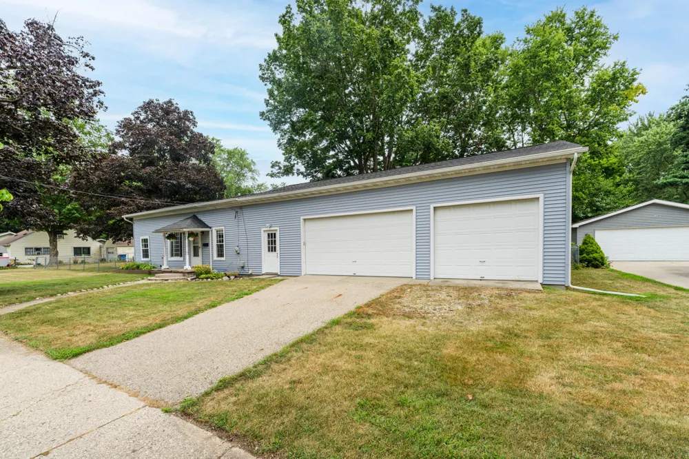 128 Floral Avenue Plainwell, MI 49080