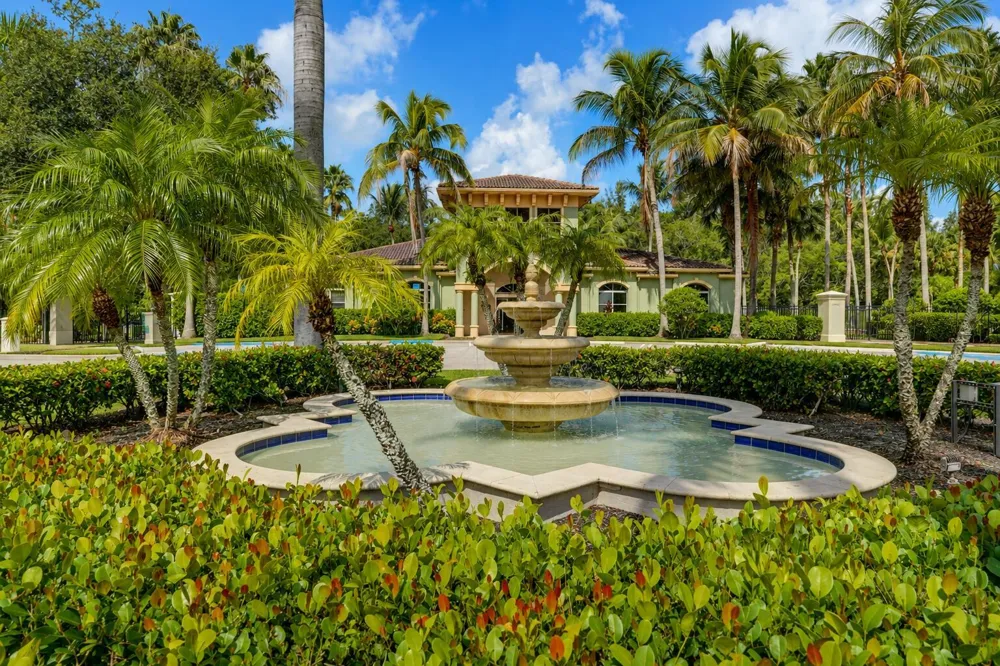 350 CRESTWOOD CIRCLE #306 Royal Palm Beach, FL 33411