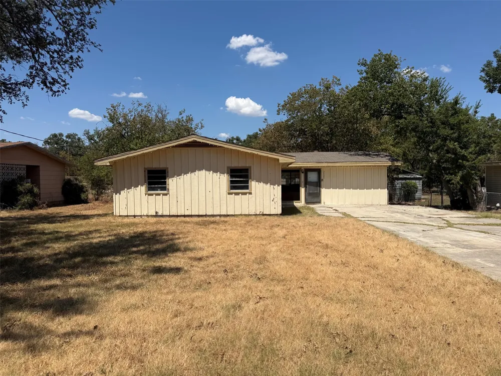 2405 Avenue E Brownwood, TX 76801