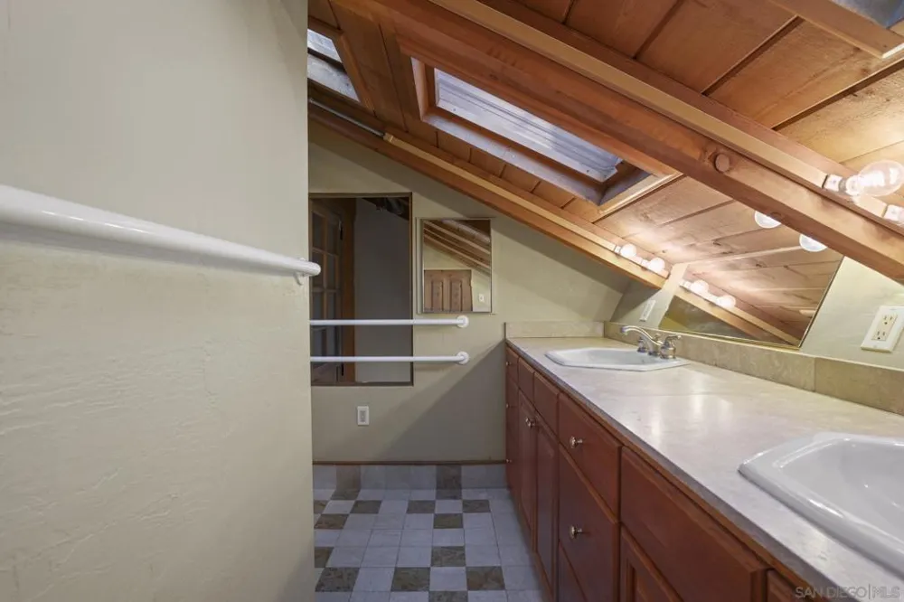 2706 El Rastro Ln Carlsbad, CA 92009