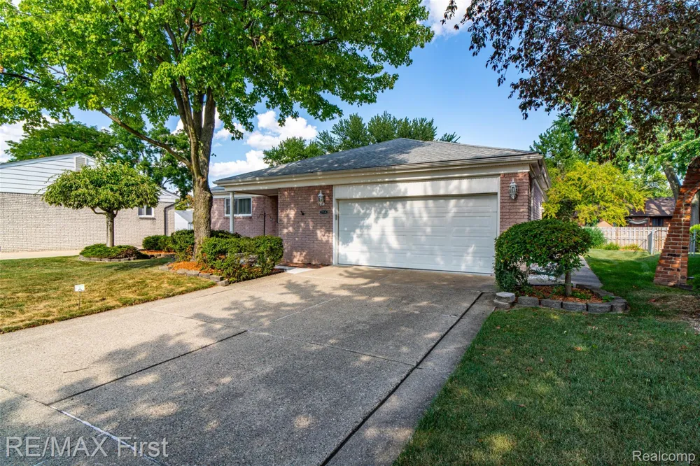 27574 Los Olas Court Warren City, MI 48093