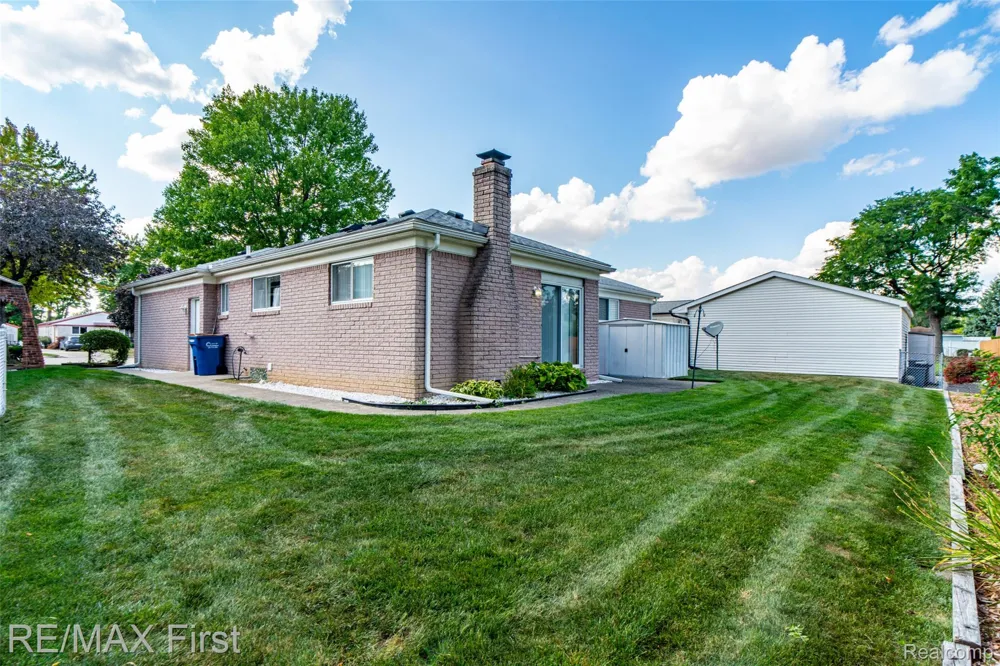 27574 Los Olas Court Warren City, MI 48093