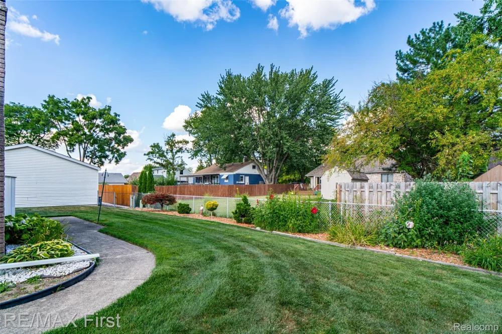 27574 Los Olas Court Warren City, MI 48093