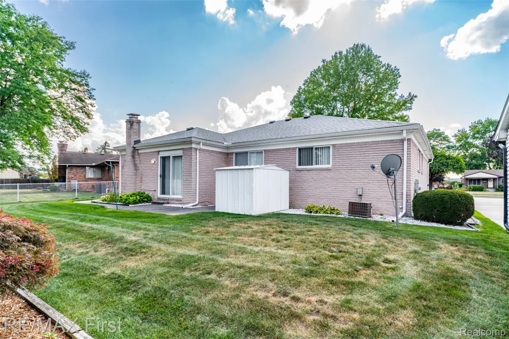 27574 Los Olas Court Warren City, MI 48093
