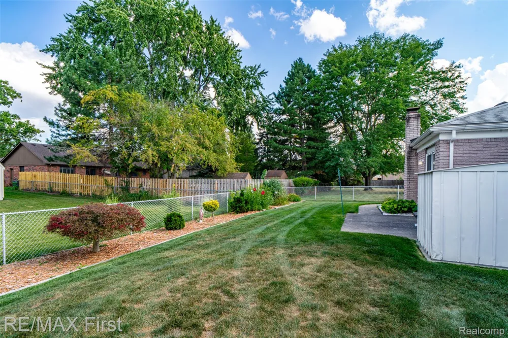 27574 Los Olas Court Warren City, MI 48093