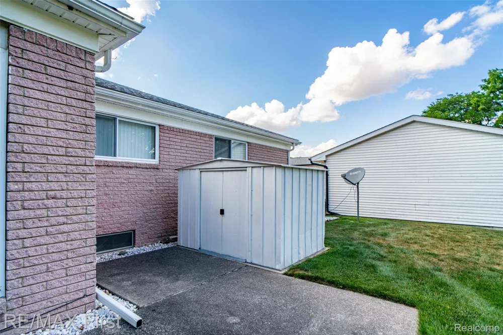 27574 Los Olas Court Warren City, MI 48093