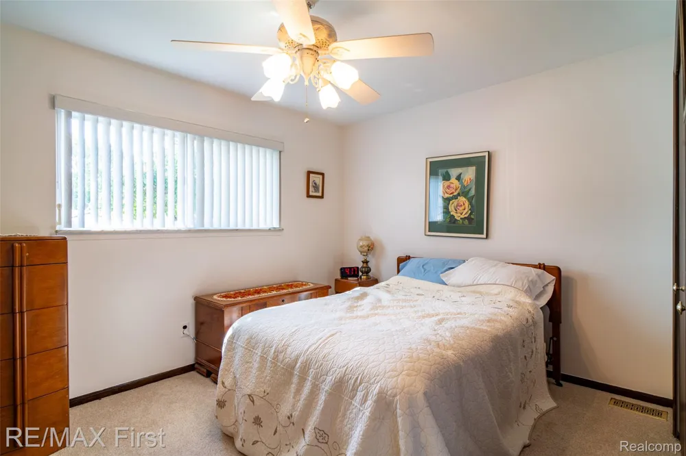 27574 Los Olas Court Warren City, MI 48093