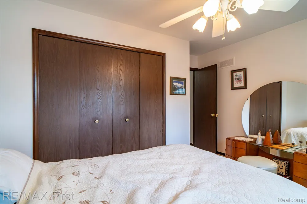 27574 Los Olas Court Warren City, MI 48093