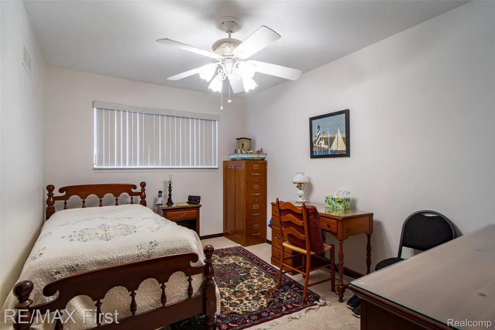 27574 Los Olas Court Warren City, MI 48093