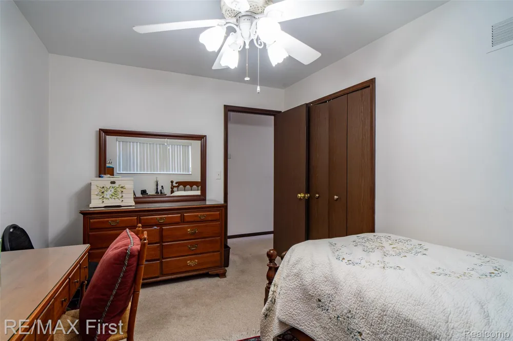 27574 Los Olas Court Warren City, MI 48093