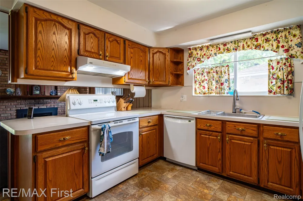 27574 Los Olas Court Warren City, MI 48093