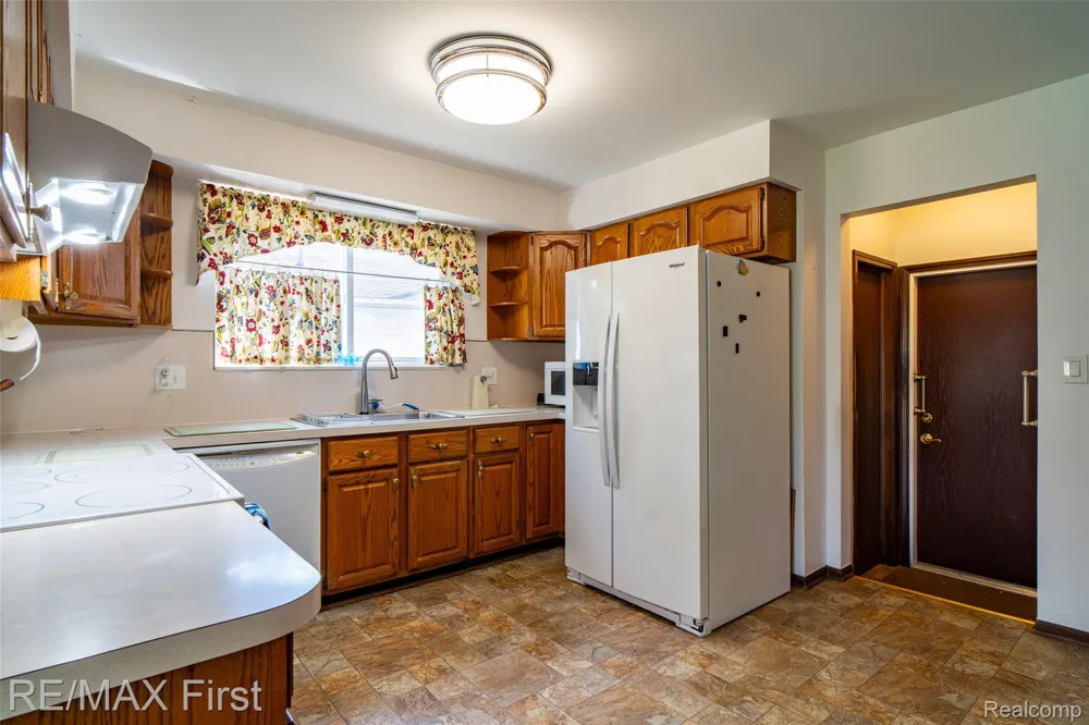 27574 Los Olas Court Warren City, MI 48093