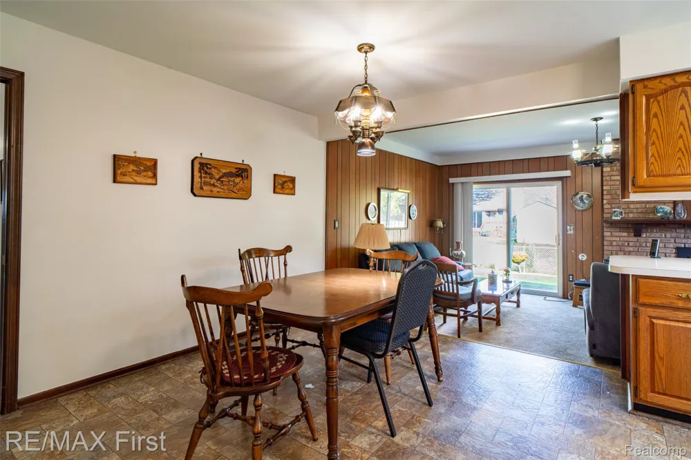 27574 Los Olas Court Warren City, MI 48093