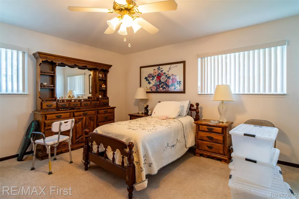 27574 Los Olas Court Warren City, MI 48093