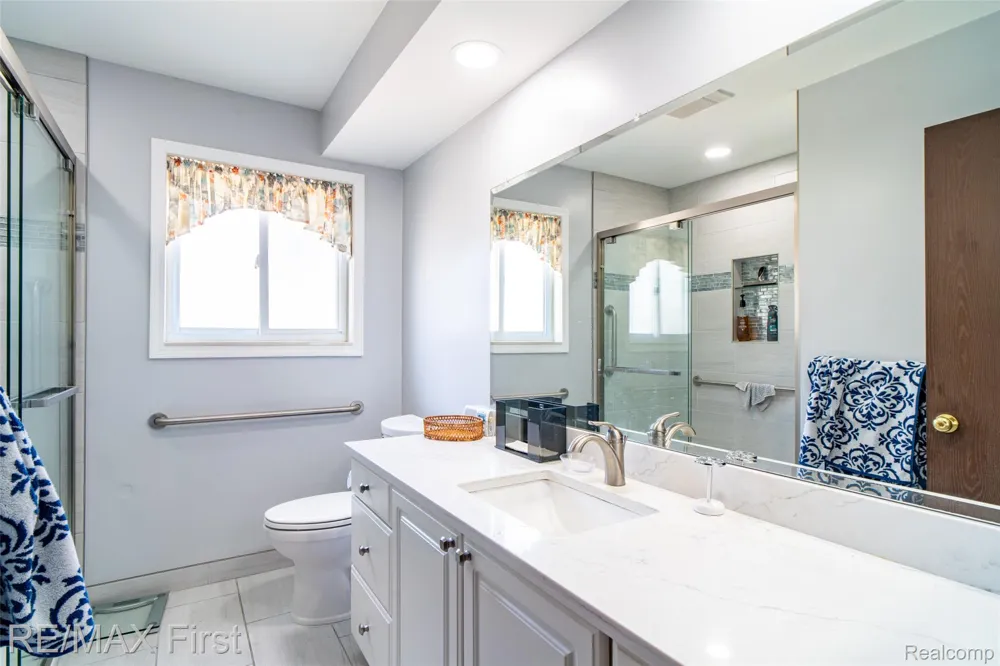 27574 Los Olas Court Warren City, MI 48093