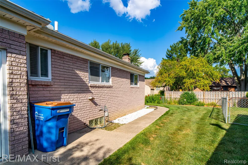 27574 Los Olas Court Warren City, MI 48093