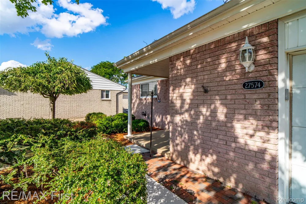 27574 Los Olas Court Warren City, MI 48093
