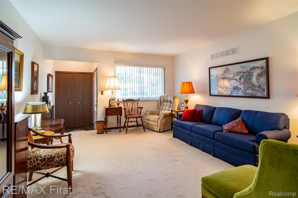 27574 Los Olas Court Warren City, MI 48093