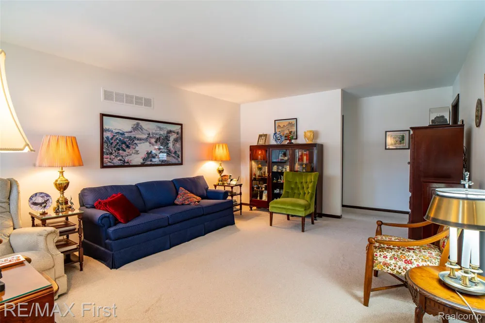 27574 Los Olas Court Warren City, MI 48093