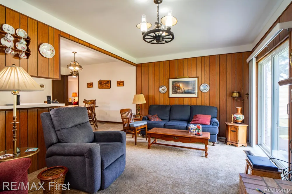 27574 Los Olas Court Warren City, MI 48093